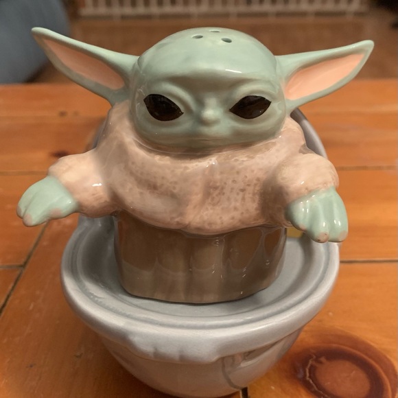 NIB Star Wars The Child Sculpted Ceramic Salt & Pepper Set - Picture 2 of 6